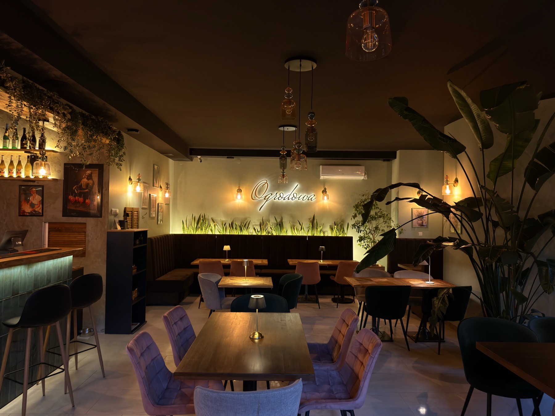 Sala Pizzerii Ogrodowej w Wieluniu wieczorem — neon Ogrodowa, rośliny i ciepłe światło
